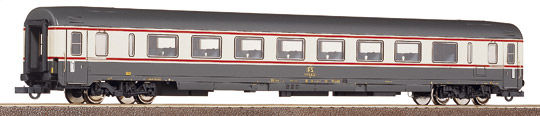 Passenger car 1st class in grey/cream livery<br /><a href='images/pictures/Roco/45426.jpg' target='_blank'>Full size image</a>